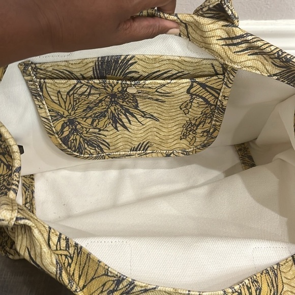 VINCE CAMUTO Orla Canvas Tote Blue Yellow with swingy tassel charms tropical - Picture 8 of 14